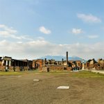 Foro di Pompei con vesuvio innevato