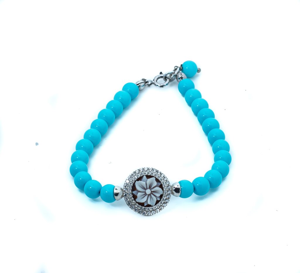 Bracciale con cammeo e perle turchese