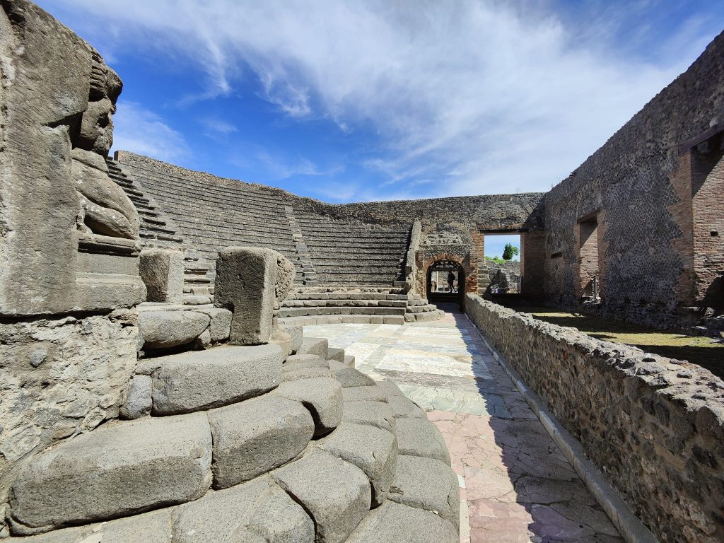 Teatro piccolo di Pompei una delle tappe del tour