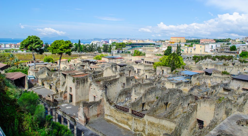 La città di Ercolano collocata di fronte al Golfo di Napoli e alle pendici del Vesuvio