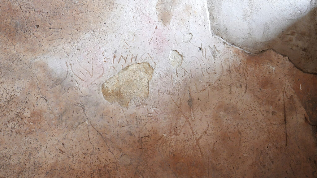 Graffiti sui muri dell'antica Pompei con i nomi di tante donne