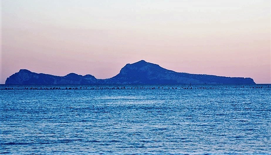 Veduta di Capri da lontano