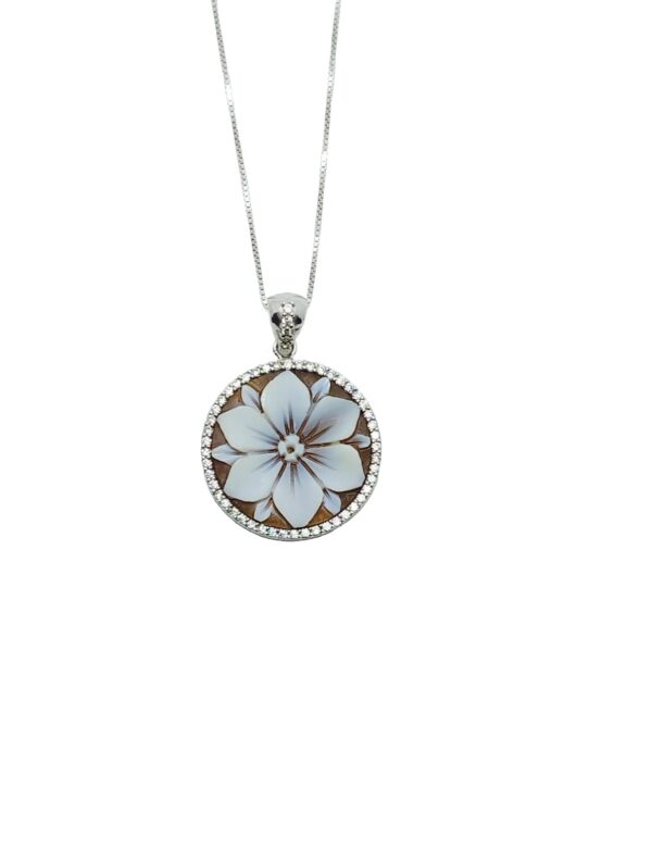 Collana in argento con cammeo a fiore