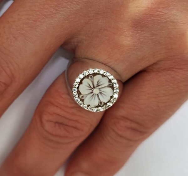 Anello indossato con cammeo