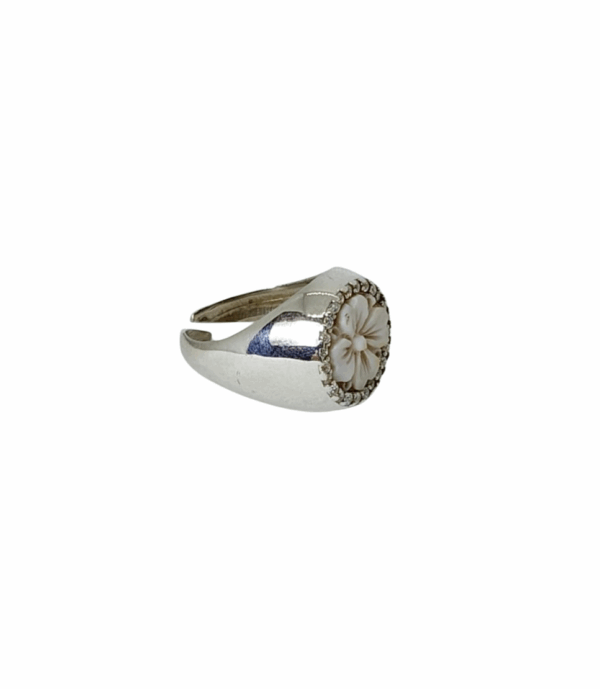 Anello con cammeo a fiore
