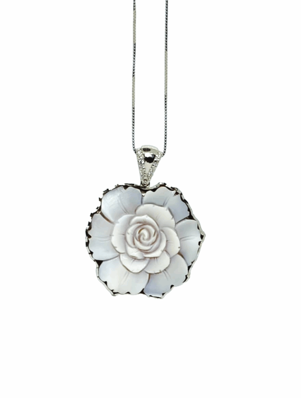 Necklace with cameo flower relief